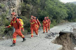 曾令旭：哈登这状态 防守端切了四个球了 进攻端突破蹭蹭的